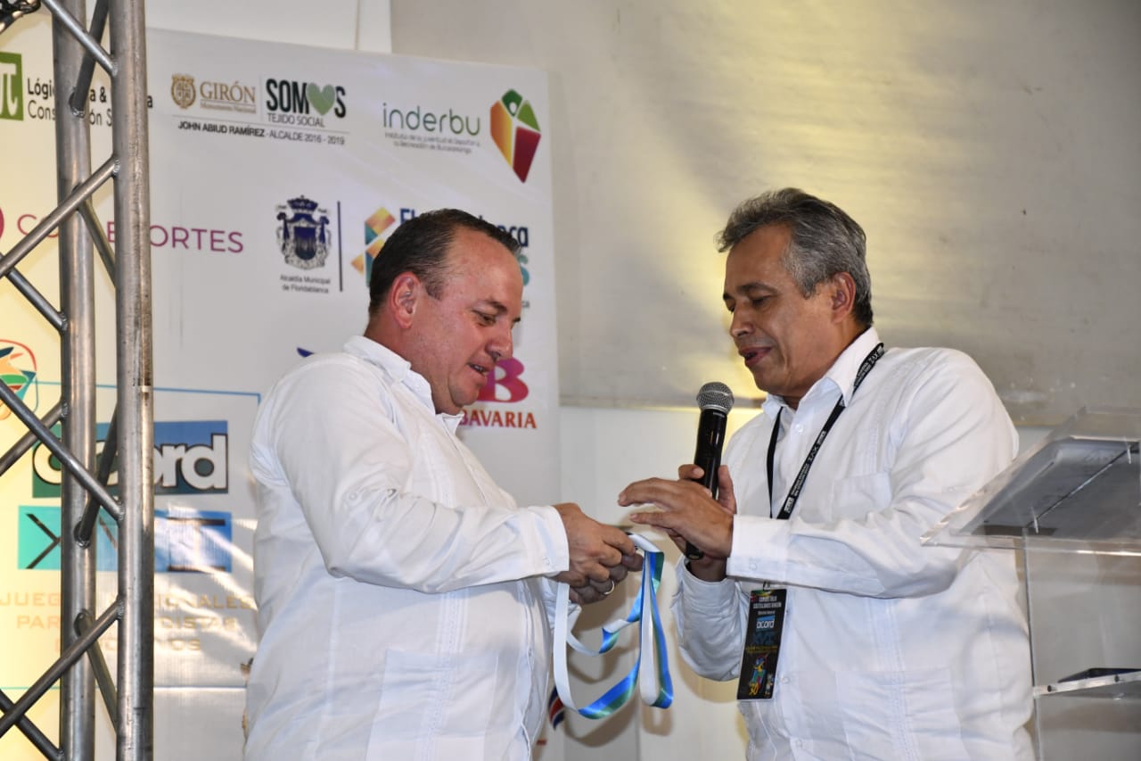 Carlos Julio Castellanos Vicepresidente de AIPS América entregó al Presidente de Acord Colombia Faiver Hoyos Hernández las medallas de los Juegos.